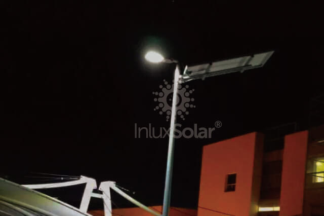 Farolas solares en el estacionamiento