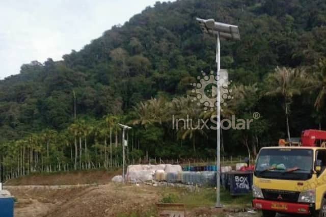 Farolas solares en obra en construcción en la isla