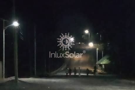 Farolas solares en la frontera urbano-rural